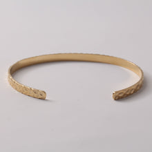 画像をギャラリービューアに読み込む, K18 バングル 槌目風 幅4.5mm 18金 【オーダー実績】