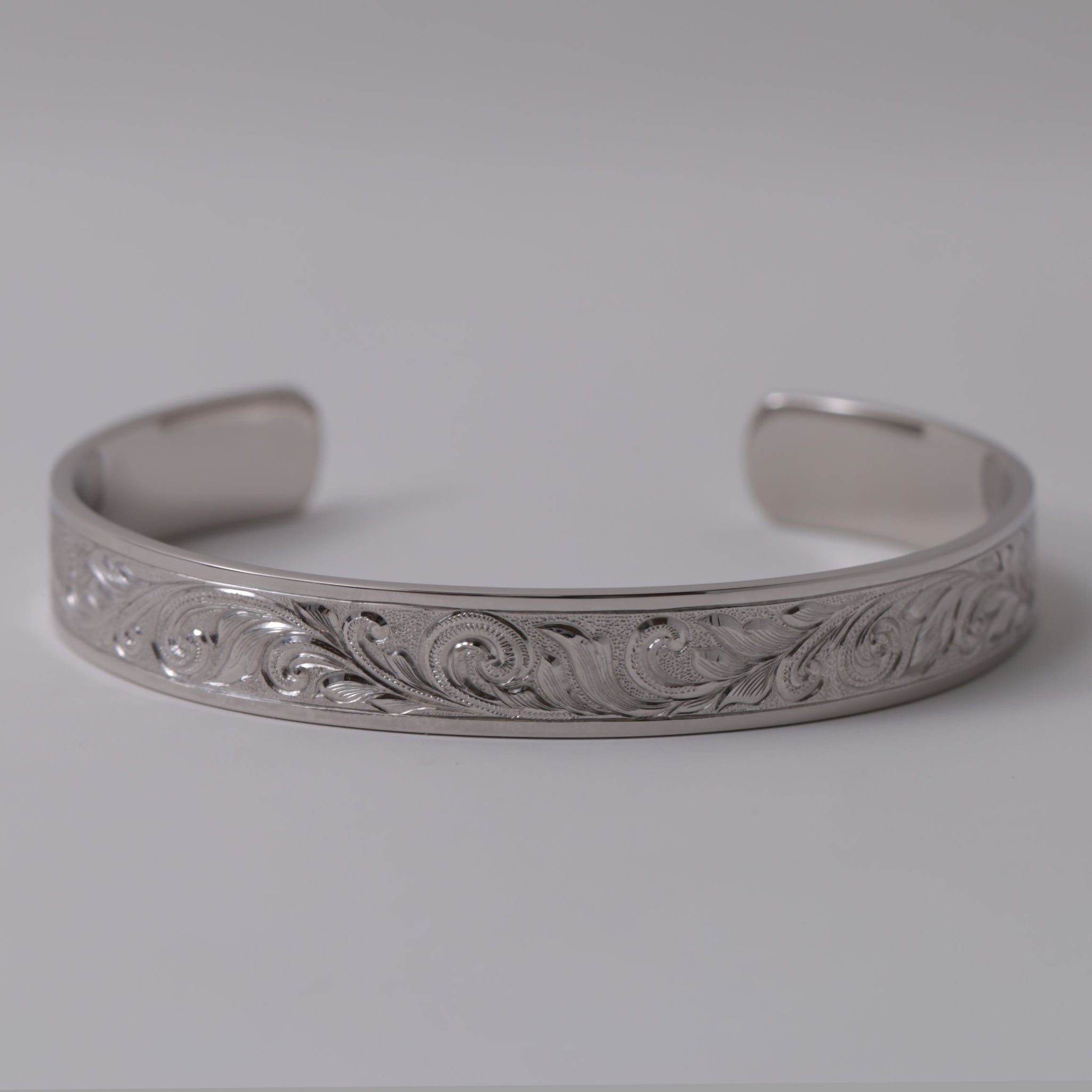 手彫り プラチナバングル 幅9mm 【オーダー実績】 – 宝石・時計いのうえ